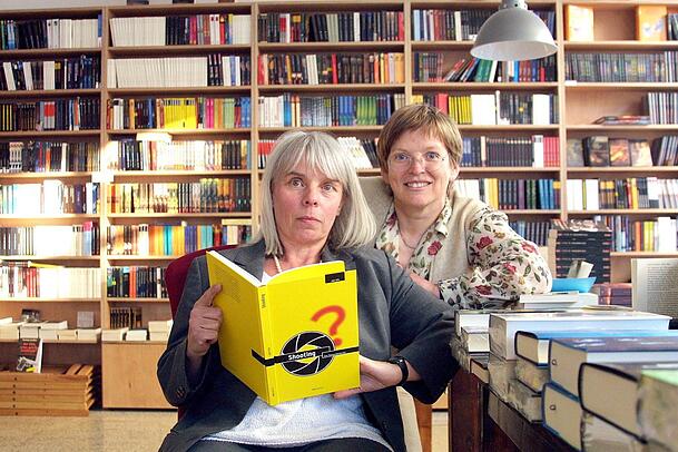 Gabriele Fauser (links) und Monika Dobler kurz nach der Eröffnung ihrer Krimibuchhandlung "Glatteis". Gabriele Fauser (links) und Monika Dobler kurz nach der Eröffnung ihrer Krimibuchhandlung "Glatteis".