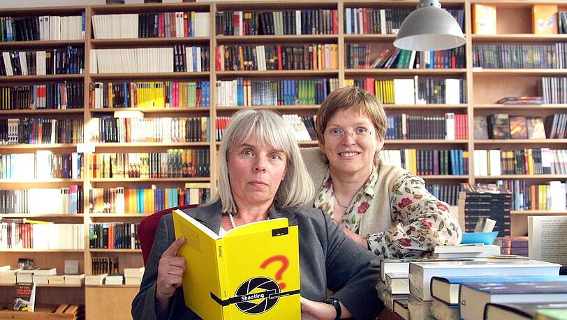 Gabriele Fauser (links) und Monika Dobler kurz nach der Eröffnung ihrer Krimibuchhandlung "Glatteis". Gabriele Fauser (links) und Monika Dobler kurz nach der Eröffnung ihrer Krimibuchhandlung "Glatteis".