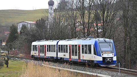 Ein Zug der Bayerischen Regiobahn fährt in Gmund am Tegernsee ein. Die BRB wird hier auch weiterhin fahren, die Gleise gehören jedoch künftig der Deutschen Bahn.