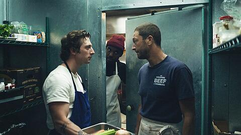 Wenn zwei sich streiten, guckt der Dritte: Zwischen Carmen "Carmy" Berzatto (Jeremy Allen White, l.) und Richie (Ebon Moss-Bachrach, r.) herrschte fast vier Staffeln von "The Bear: King of the Kitchen" lang dicke Luft.