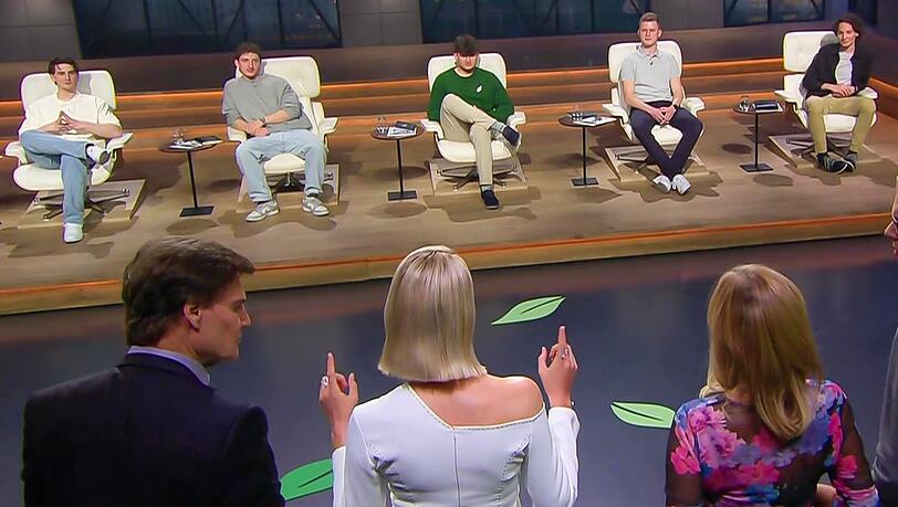 Jonas Frank, Nick Werneck, Max Lauterbach, Simon Zitzmann und Niklas Gabriel (v.l.) dürfen auf den Investoren-Sesseln Platz nehmen, während sie vom Löwen-Rudel Standing Ovations bekommen. Jonas Frank, Nick Werneck, Max Lauterbach, Simon Zitzmann und Niklas Gabriel (v.l.) dürfen auf den Investoren-Sesseln Platz nehmen, während sie vom Löwen-Rudel Standing Ovations bekommen.
