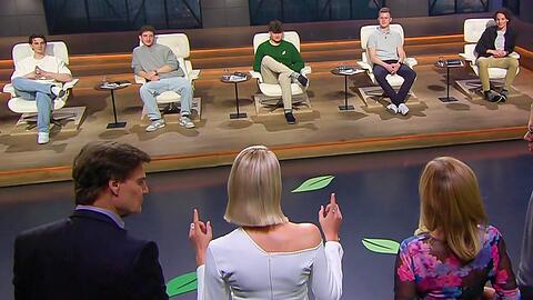 Jonas Frank, Nick Werneck, Max Lauterbach, Simon Zitzmann und Niklas Gabriel (v.l.) d&uuml;rfen auf den Investoren-Sesseln Platz nehmen, w&auml;hrend sie vom L&ouml;wen-Rudel Standing Ovations bekommen.