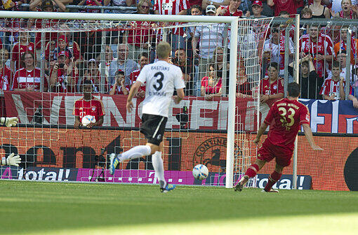 10. September, 15:38 Uhr, Maria Gomez: Traumkombination zwischen Schweinsteiger, Müller und Kroos, der legt quer  auf Gomez, der nur noch zum 1:0 einschieben muss. Es wird der bislang höchste Bayern-Saisonsieg.