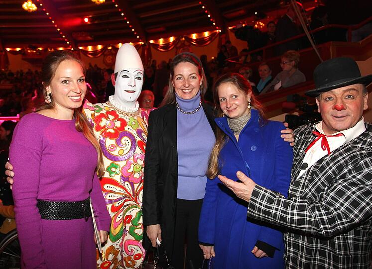 Gabriele von Habsburg mit ihren Kinder und den Clowns Les Rossyann