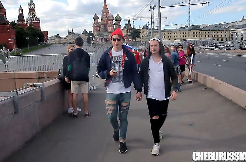 Um die Situation vom Homosexuellen in Russland zu verdeutlichen, laufen zwei junge Männer händchenhaltend durch Moskau.