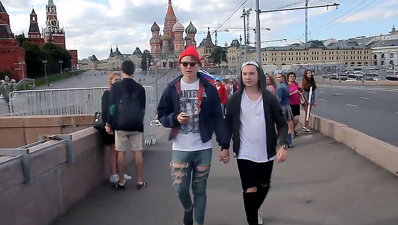 Um die Situation vom Homosexuellen in Russland zu verdeutlichen, laufen zwei junge Männer händchenhaltend durch Moskau.