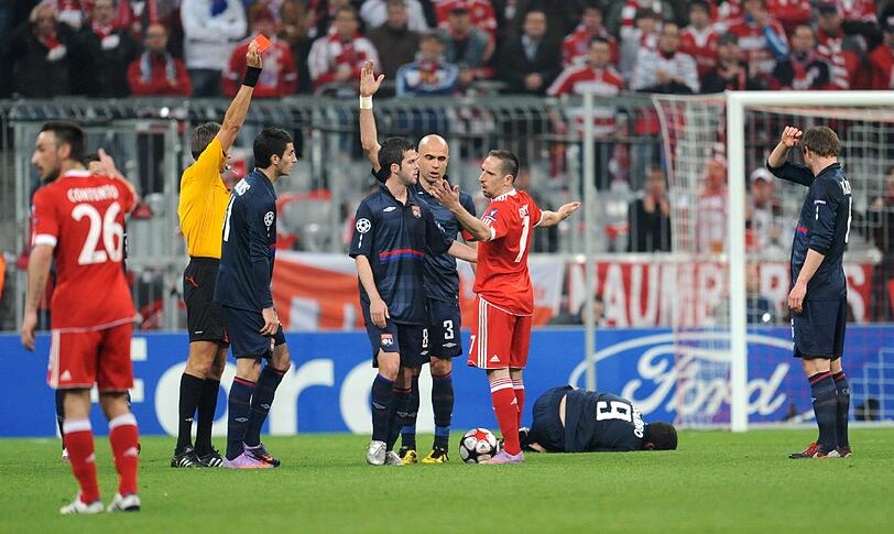21. April 2010: Halbfinal-Hinspiel der Champions League: Ribéry steigt zu hart gegen Lisandro Lopez ein und kassiert eine schwerwiegende Rote Karte. Er verpasst das Rückspiel und das Finale gegen Inter Mailand (0:2).