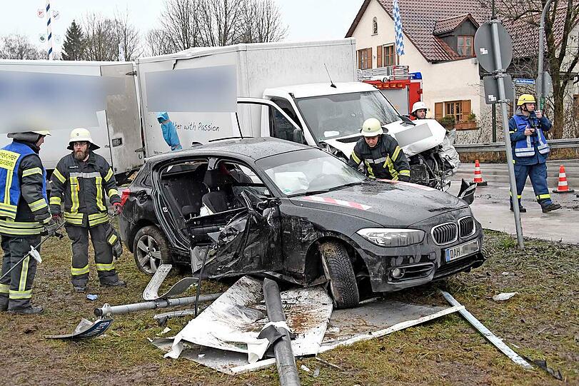 In Eschenried ist ein Kleintransporter in einen 1er BMW gekracht - es wurden vier Menschen verletzt.