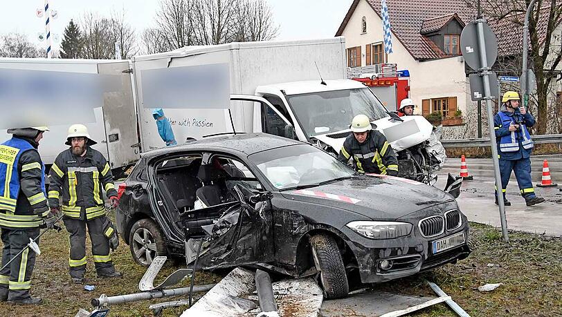 In Eschenried ist ein Kleintransporter in einen 1er BMW gekracht - es wurden vier Menschen verletzt. In Eschenried ist ein Kleintransporter in einen 1er BMW gekracht - es wurden vier Menschen verletzt.