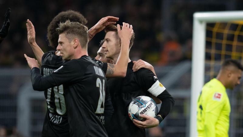 Dortmunds Torschütze Marco Reus (M) jubelt mit seinen Mannschaftskameraden Lukasz Piszczek und Axel Witsel über seinen Treffer zum 1:0. Dortmunds Torschütze Marco Reus (M) jubelt mit seinen Mannschaftskameraden Lukasz Piszczek und Axel Witsel über seinen Treffer zum 1:0.