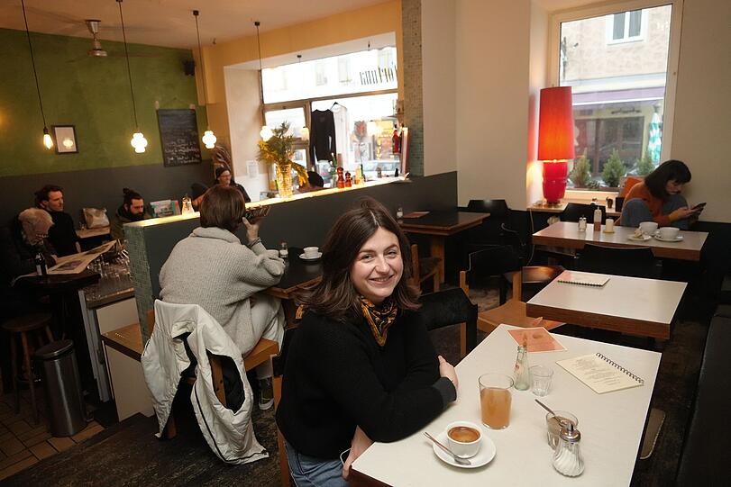 In der Fortuna Cafébar in Haidhausen lässt es sich von früh morgens bis spät abends gut aushalten.