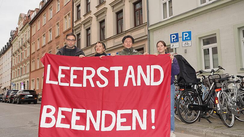 Die Plakataktion der Münchner Linken in der Nacht auf Montag (20.10): Sie hatten an rund 160 ganz oder teilweise leerstehenden Wohnhäusern in der Stadt Protestplakate gehängt, um damit Leerstand sichtbar zu machen. V.l.: Stadtrat Stefan Jagel und die Aktivisten Antonia Wolf, Christian Schwarzenberger und Anja Fuchsloch – hier vor dem weitgehend leeren Altbau an der Baaderstraße 61. Die Plakataktion der Münchner Linken in der Nacht auf Montag (20.10): Sie hatten an rund 160 ganz oder teilweise leerstehenden Wohnhäusern in der Stadt Protestplakate gehängt, um damit Leerstand sichtbar zu machen. V.l.: Stadtrat Stefan Jagel und die Aktivisten Antonia Wolf, Christian Schwarzenberger und Anja Fuchsloch – hier vor dem weitgehend leeren Altbau an der Baaderstraße 61.