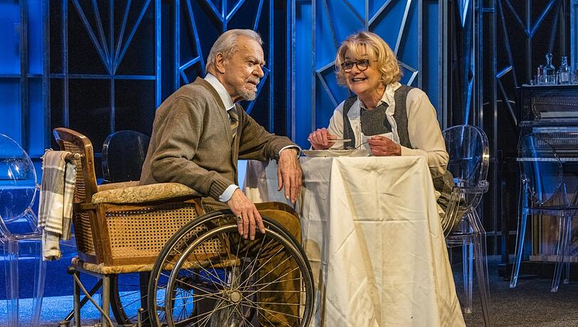 mit in der Kom&ouml;die &bdquo;Wer schie&szlig;t auf Frau &ldquo;. Saskia VesterDirk GalubaHummel