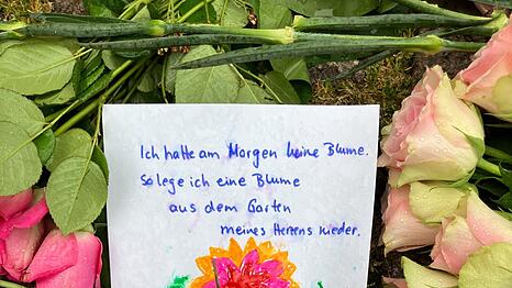 Eine Frau hat mit einem gemalten Bild eine emotionale Botschaft hinterlassen.