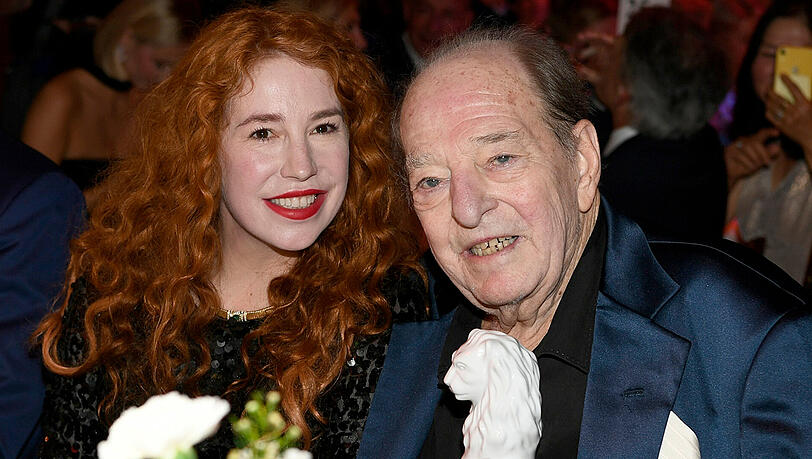 Ralph Siegel mit seiner vierten Ehefrau Laura. Die beiden sind seit 2015 ein Paar und gaben sich drei Jahre später das Jawort. Ralph Siegel mit seiner vierten Ehefrau Laura. Die beiden sind seit 2015 ein Paar und gaben sich drei Jahre später das Jawort.