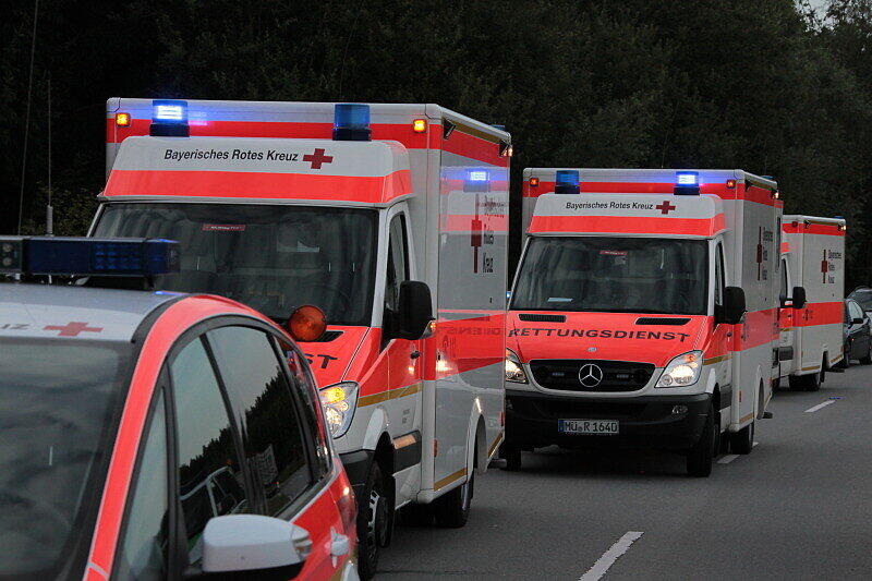 Bei dem Unfall wurde das Vorderrad des Motorrads einfach abgerissen: Bei Taufkirchen sind vier Menschen schwer verletzt worden. Die Bilder