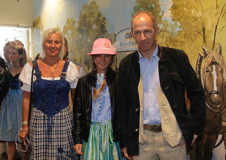 Familienausflug: Trainer Maurer mit Frau und Tochter.