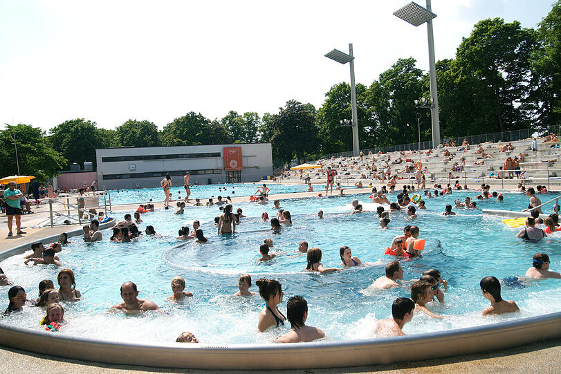 Drinnen saunen, draußen schwimmen.