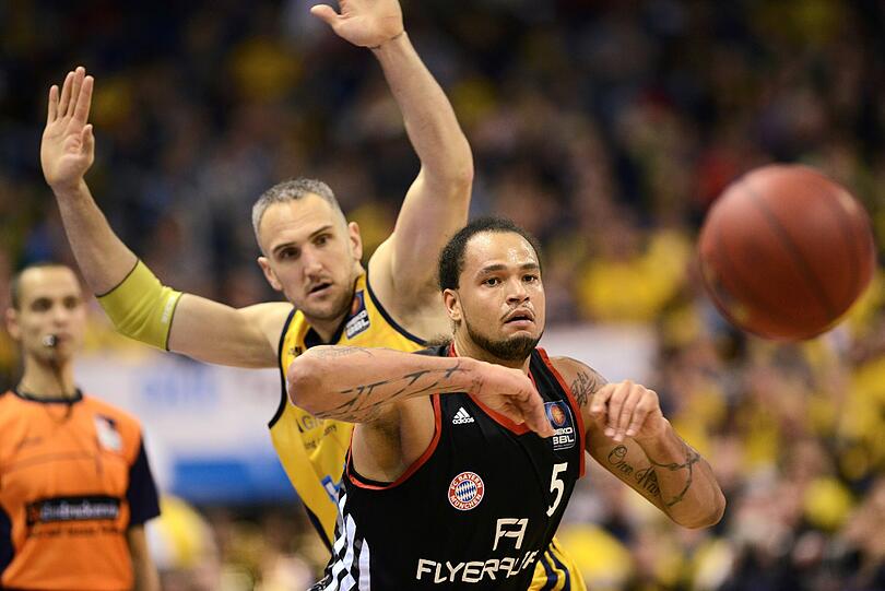 Alba Berlin gegen die Basketballer des FC Bayern.