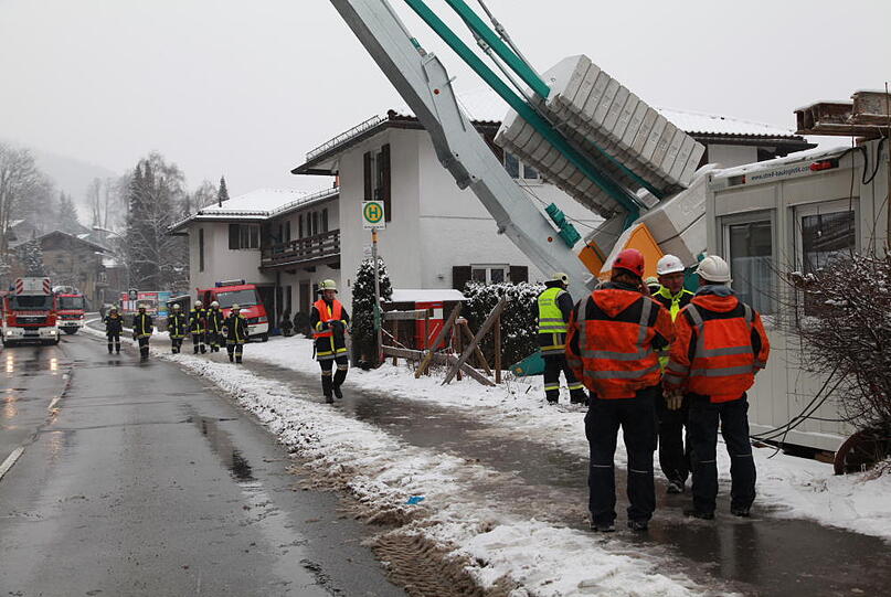Weitere Bilder des umgestürzten Baukrans in Tegernsee