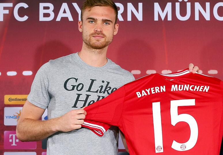 Neu-Bayer Jan Kirchhoff präsentiert sein neues Trikot. Die Rückennummer bringt der Defensivspieler aus Mainz mit.