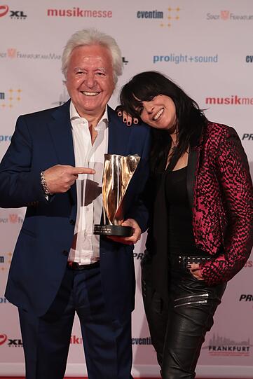 Den Preis für die Arena-Tournee des Jahres 2016 erhält Ossy Hoppe, Geschäftsführer der Wizard Promotions Konzertagentur GmbH. Hier mit Laudatorin Nena beim LEA Award 2017