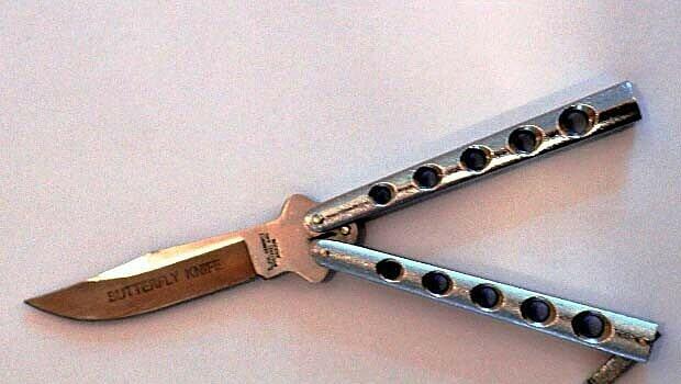Mit einem Messer soll der Azubi angegriffen worden sein. Alles Lüge! Mit einem Messer soll der Azubi angegriffen worden sein. Alles Lüge!