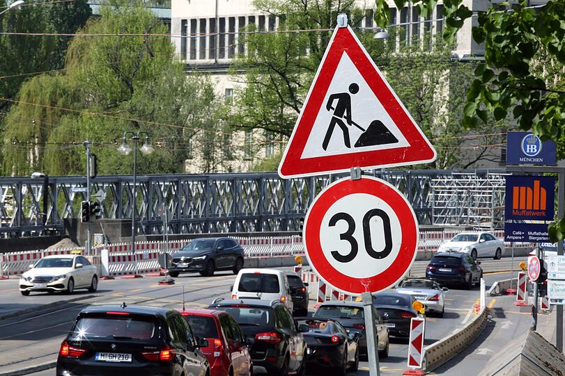Dieses Schild bleibt uns hier noch sehr lange erhalten.