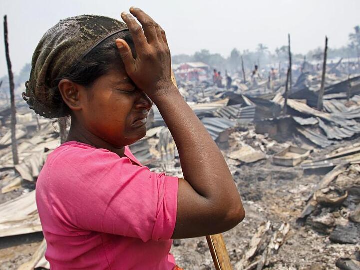 Eine Frau der Rohingya weint in einem Lager für Binnenvertriebene in Myanmar.