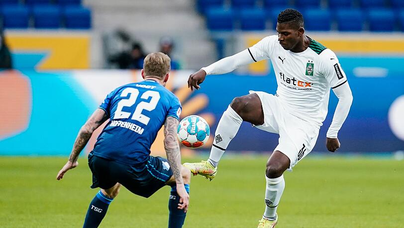 Gladbachs Breel Embolo (r) dribbelt auf Hoffenheims Kevin Vogt zu.