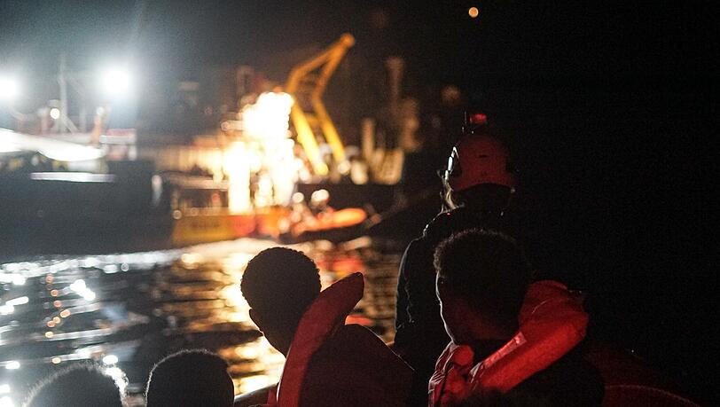 Die von Sea-Watch herausgegebene Aufnahme zeigt gerettete Migranten, die auf einem Schlauchboot zum Seenotrettungsschiff "Sea-Watch 3" gebracht werden.