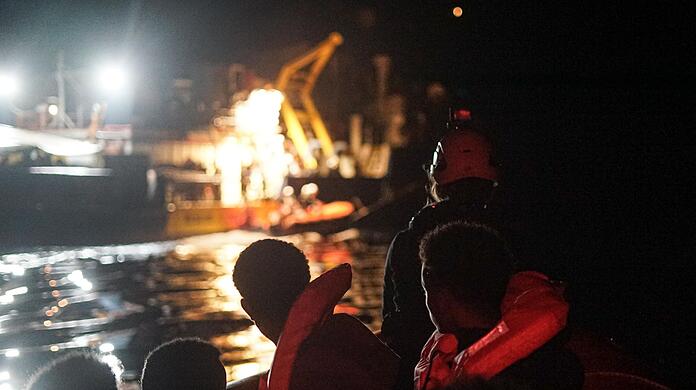 Die von Sea-Watch herausgegebene Aufnahme zeigt gerettete Migranten, die auf einem Schlauchboot zum Seenotrettungsschiff "Sea-Watch 3" gebracht werden.
