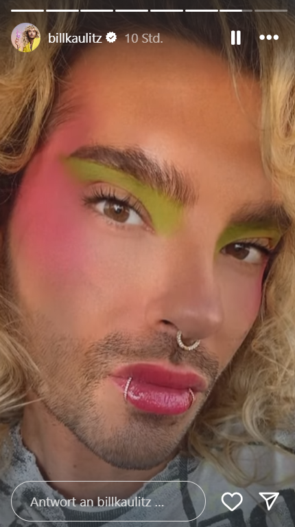 Bill Kaulitz schaut frisch geschminkt verführerisch in die Kamera.