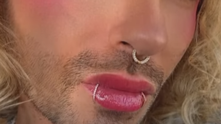 Bill Kaulitz schaut frisch geschminkt verführerisch in die Kamera. Bill Kaulitz schaut frisch geschminkt verführerisch in die Kamera.