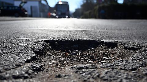 Viele Straßen im Land sind sanierungsbedürftig (Symbolbild)