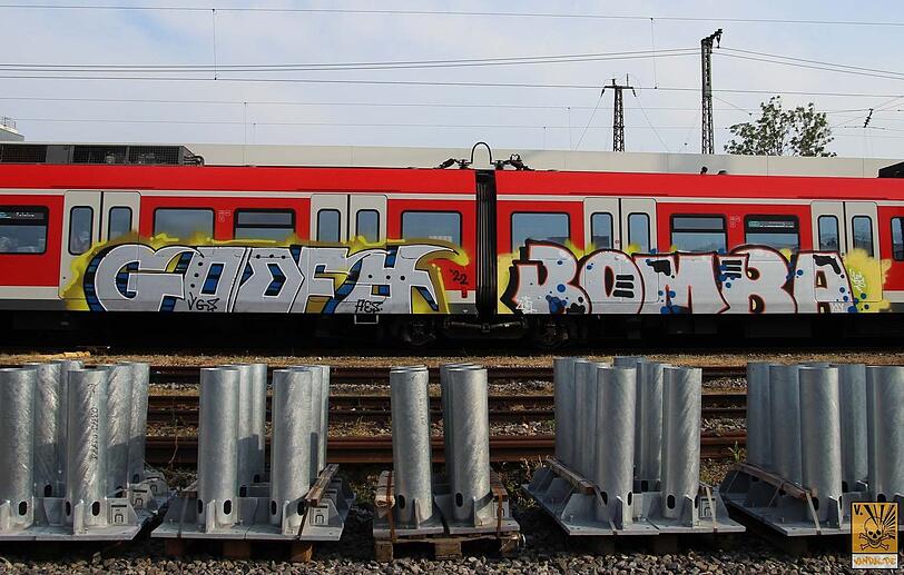 Die Zeit läuft, in 48 Stunden muss die Bahn wieder sauber sein. Die Zeit läuft, in 48 Stunden muss die Bahn wieder sauber sein.