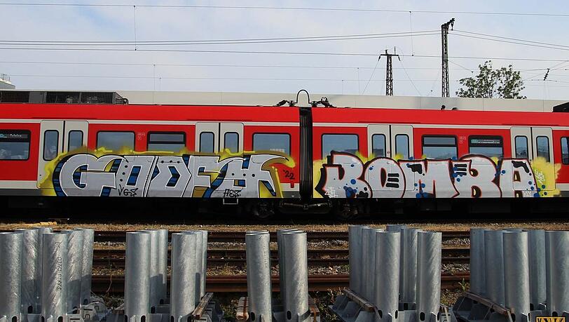 Die Zeit läuft, in 48 Stunden muss die Bahn wieder sauber sein. Die Zeit läuft, in 48 Stunden muss die Bahn wieder sauber sein.