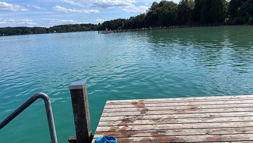 Blick vom Badesteg aufs Wasser. Blick vom Badesteg aufs Wasser.