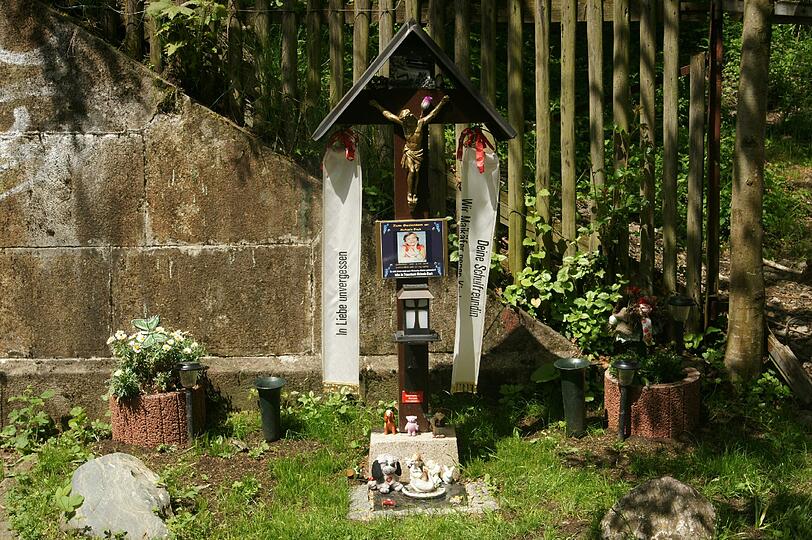 Ein Mahnmal erinnert an der Wittelsbacherstraße an die ermordete Michaela.