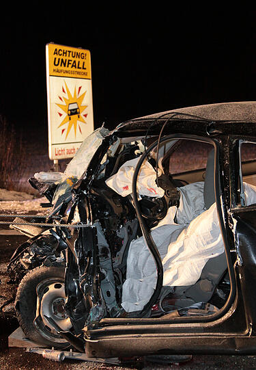 2010: Makaber: Der Autofahrer verunglückt vor einem Unfall-Warnschild.