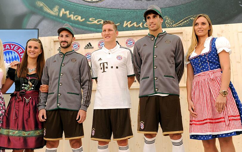 Wird das neue Auswärts-Trikot des FC Bayern tatsächlich optisch eine Art Lederhose? Die AZ war vorne dabei bei der Berichterstattung um das neue Leiberl. Später veröffentlichte der FC Bayern Bilder vom Wiesn-Trikot. Hier geht's zur Geschichte: Auswärts in Lederhosen: Ist das das neue Bayern-Trikot?