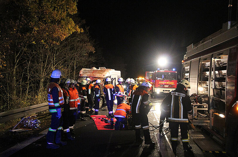 Die Feuerwehr musste den Fahrer befreien.