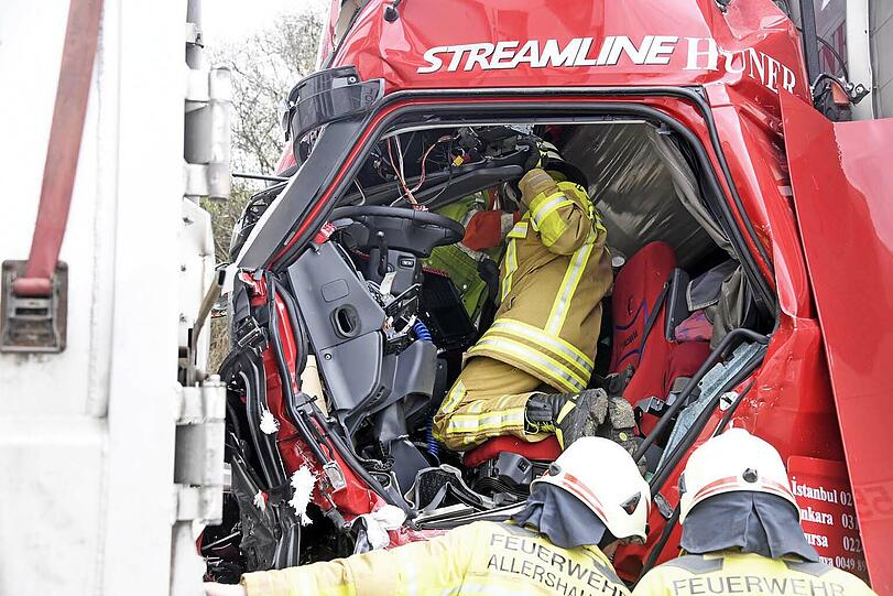 Mega-Stau auf der A9 Richtung Nürnberg - die Bilder vom Bergungseinsatz am Donnerstag.