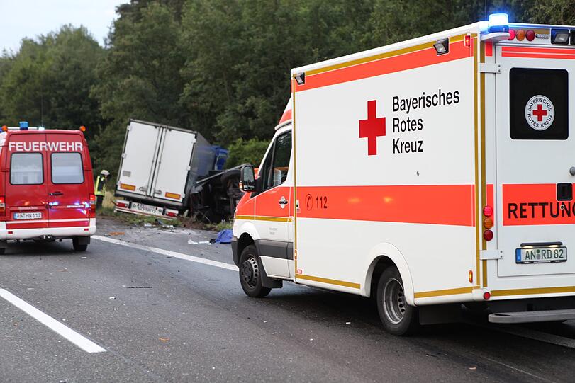 Schwerer Lkw-Unfall auf der A6 bei Ansbach endet tödlich.
