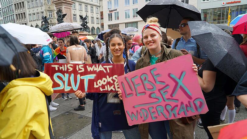 Slutwalk 2018 in München: Frauen und Männer kämpfen gemeinsam gegen Sexismus in der Gesellschaft und fordern sexuelle Selbstbestimmung für alle.
