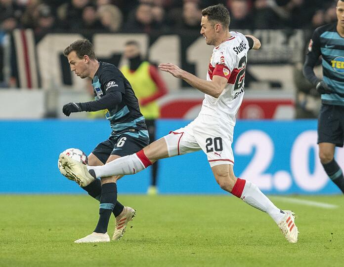 Stuttgarts Christian Gentner (r) und Herthas Vladimir Darida kämpfen um den Ball.