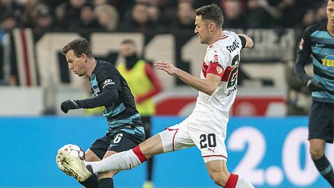 Stuttgarts Christian Gentner (r) und Herthas Vladimir Darida kämpfen um den Ball.