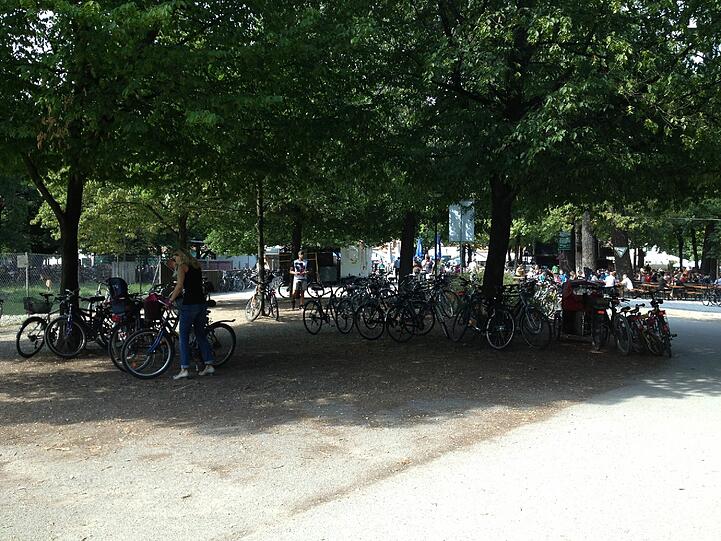 Wer zu Biergarten will muss eigentlich absteigen. An das Verbot halten sich jedoch nur wenige.