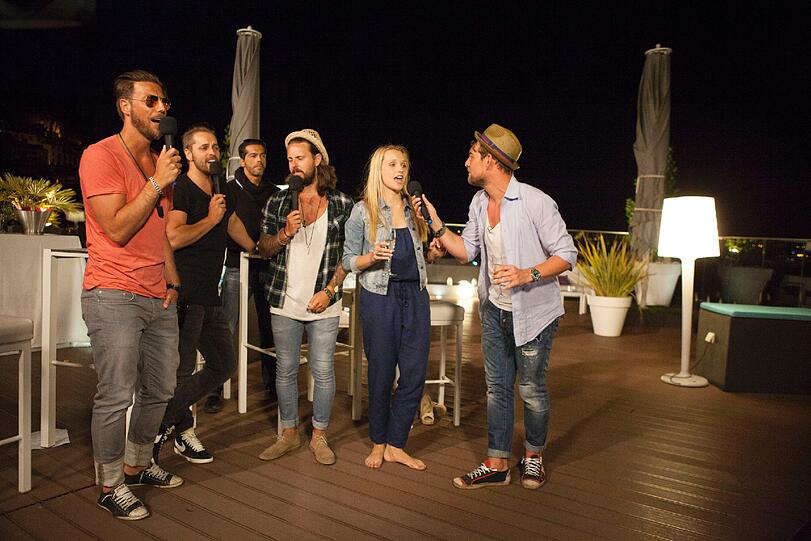 Die Bilder von der ausgelassenen Rooftop-Karaoke-Party.