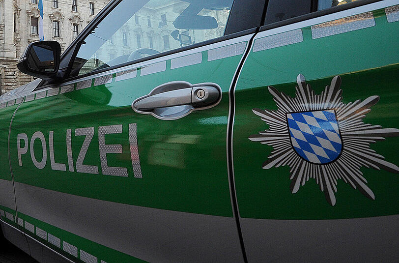 Erst als die Polizei mehrere Fahrzeuge in die Verfolgungsjagd einschaltete, konnte der Mann gestellt werden. (Symbolbild)